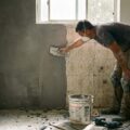Mikrocement w łazience na kafelki czy na tynk?