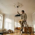 Rozety sufitowe w nowoczesnych aranżacjach: czy to wciąż modne rozwiązanie