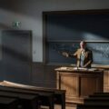 Ile zarabia doktor na uczelni? Pensje pracowników naukowych