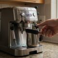 DeLonghi nie pobiera mleka – jak rozwiązać ten problem?