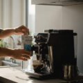 Jak wymienić filtr w ekspresie Philips – instrukcja wymiany