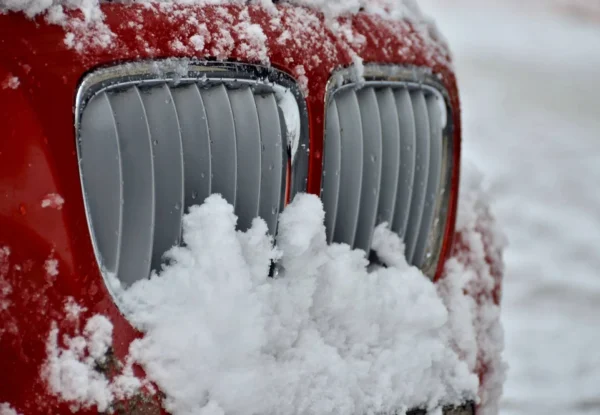 Jak zabezpieczyć auto zimą bez budowy murowanego garażu?