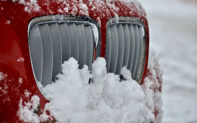 Jak zabezpieczyć auto zimą bez budowy murowanego garażu?